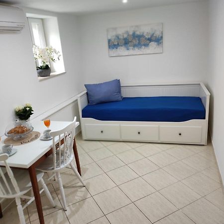 Stone House Lovric Apartment Kastela Bagian luar foto
