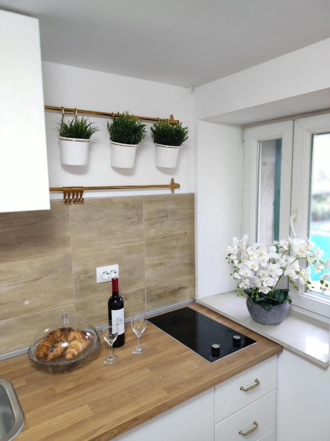 Stone House Lovric Apartment Kastela Bagian luar foto