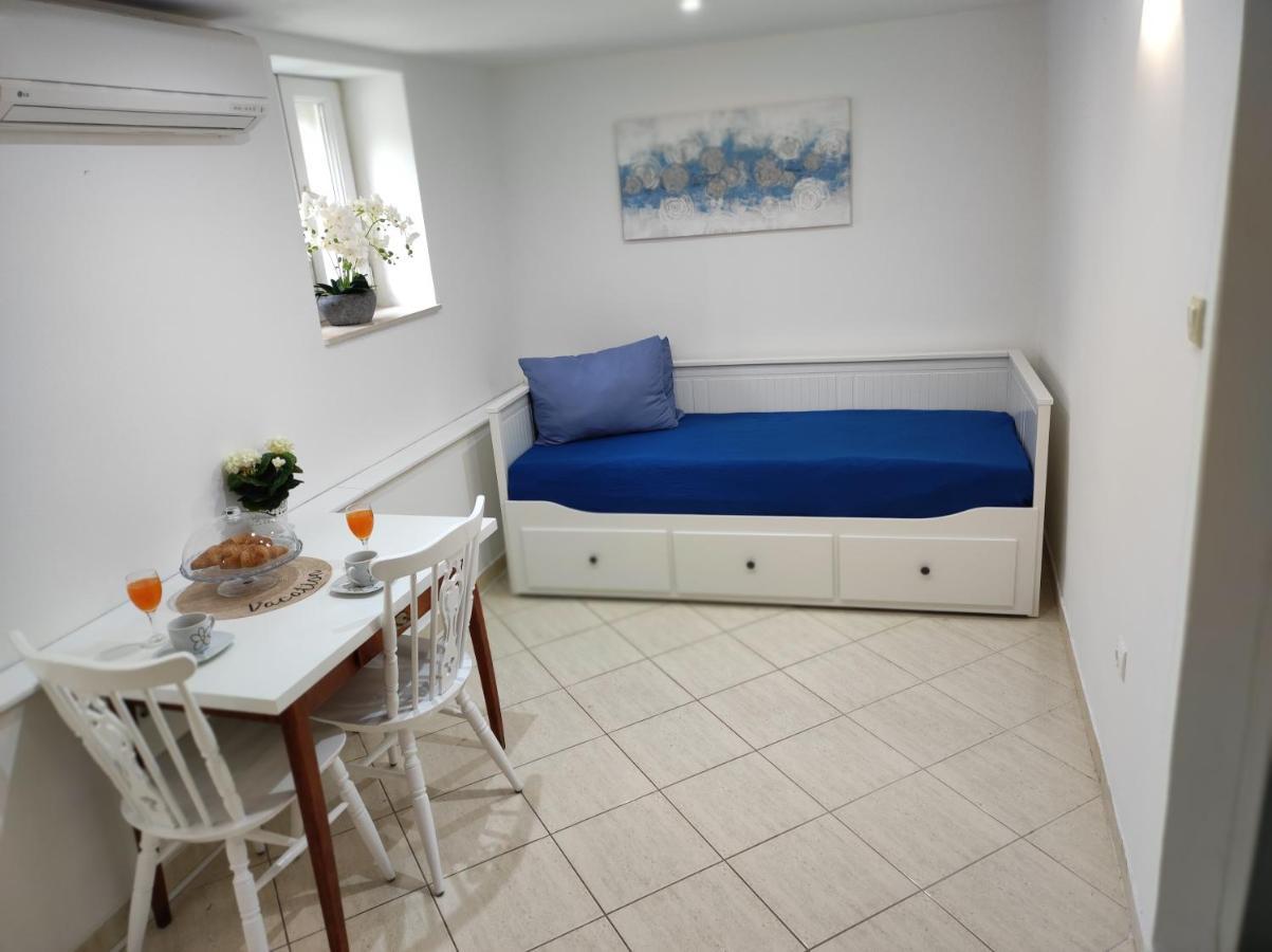 Stone House Lovric Apartment Kastela Bagian luar foto