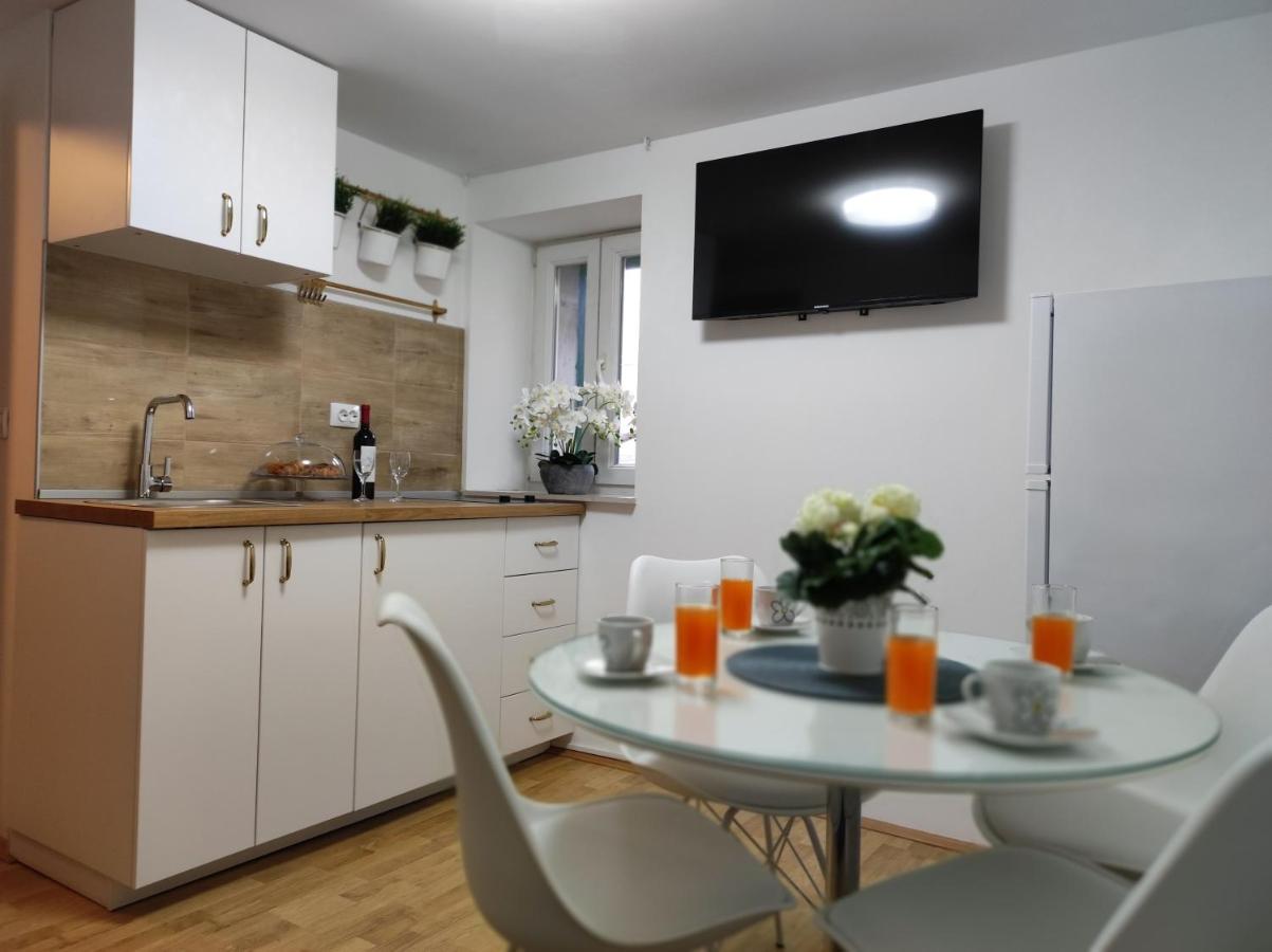 Stone House Lovric Apartment Kastela Bagian luar foto