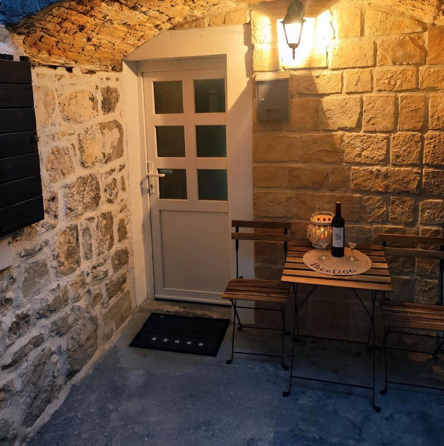Stone House Lovric Apartment Kastela Bagian luar foto