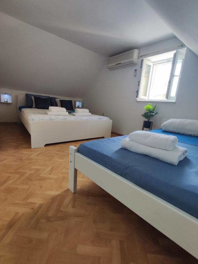 Stone House Lovric Apartment Kastela Bagian luar foto